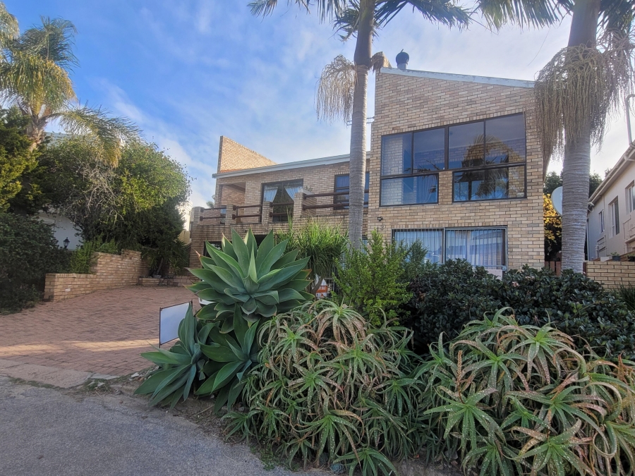 To Let 4 Bedroom Property for Rent in Wavecrest Eastern Cape